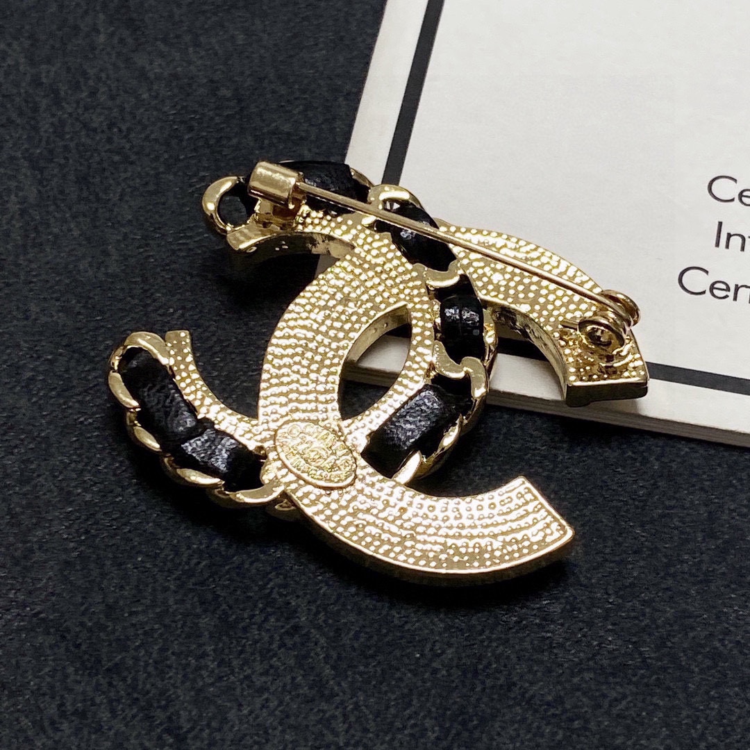 [TOP] CHANEL New Leather And Pearl Studded Brooch