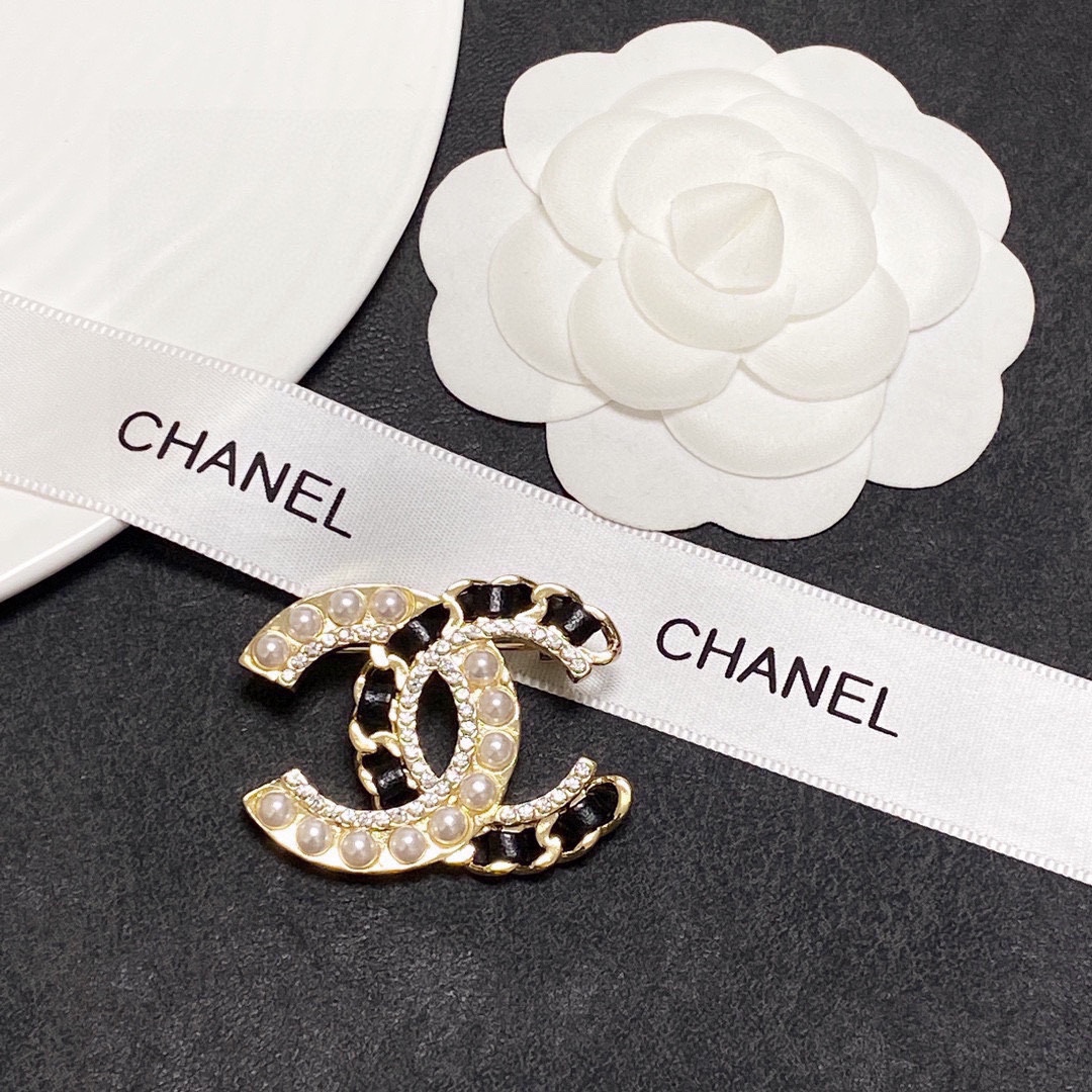 [TOP] CHANEL New Leather And Pearl Studded Brooch