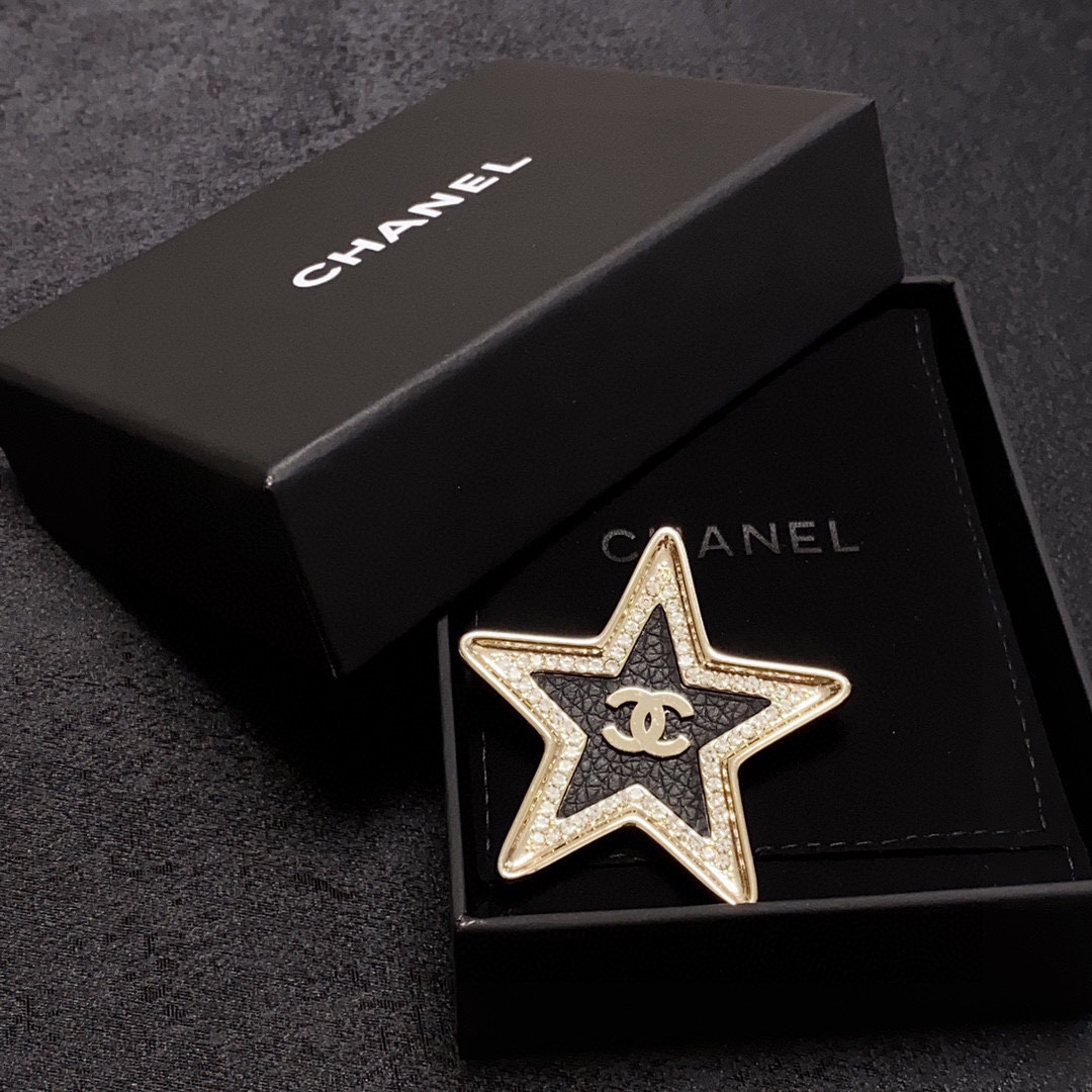[TOP] CHANEL Five Pointed Star Studded Leather Brooch