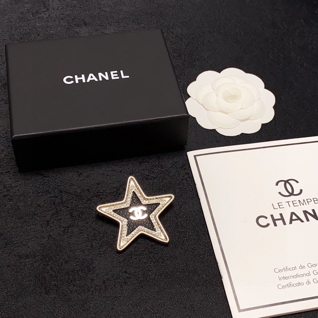 [TOP] CHANEL Five Pointed Star Studded Leather Brooch