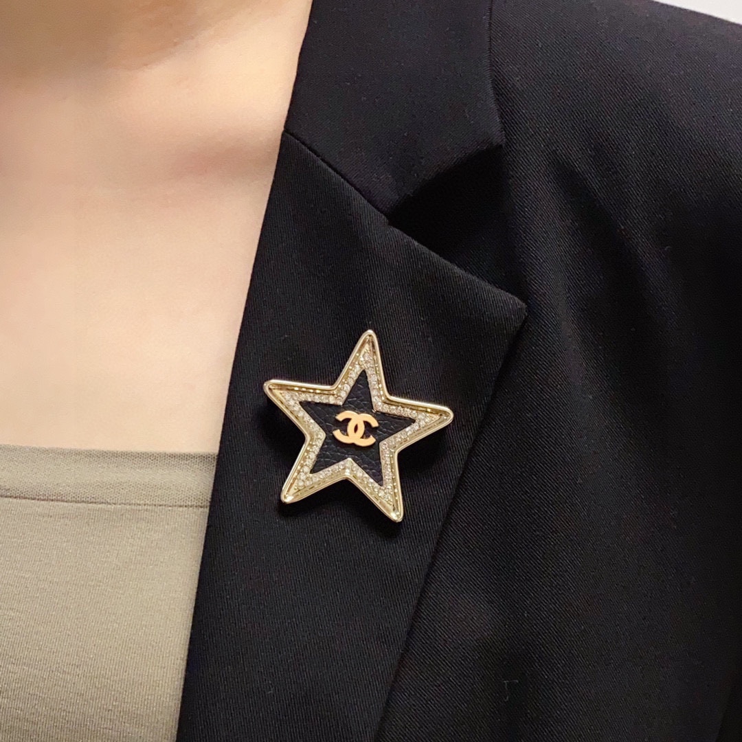 [TOP] CHANEL Five Pointed Star Studded Leather Brooch