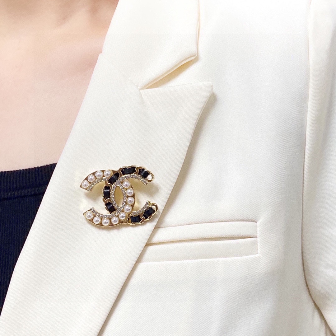 [TOP] CHANEL New Leather And Pearl Studded Brooch