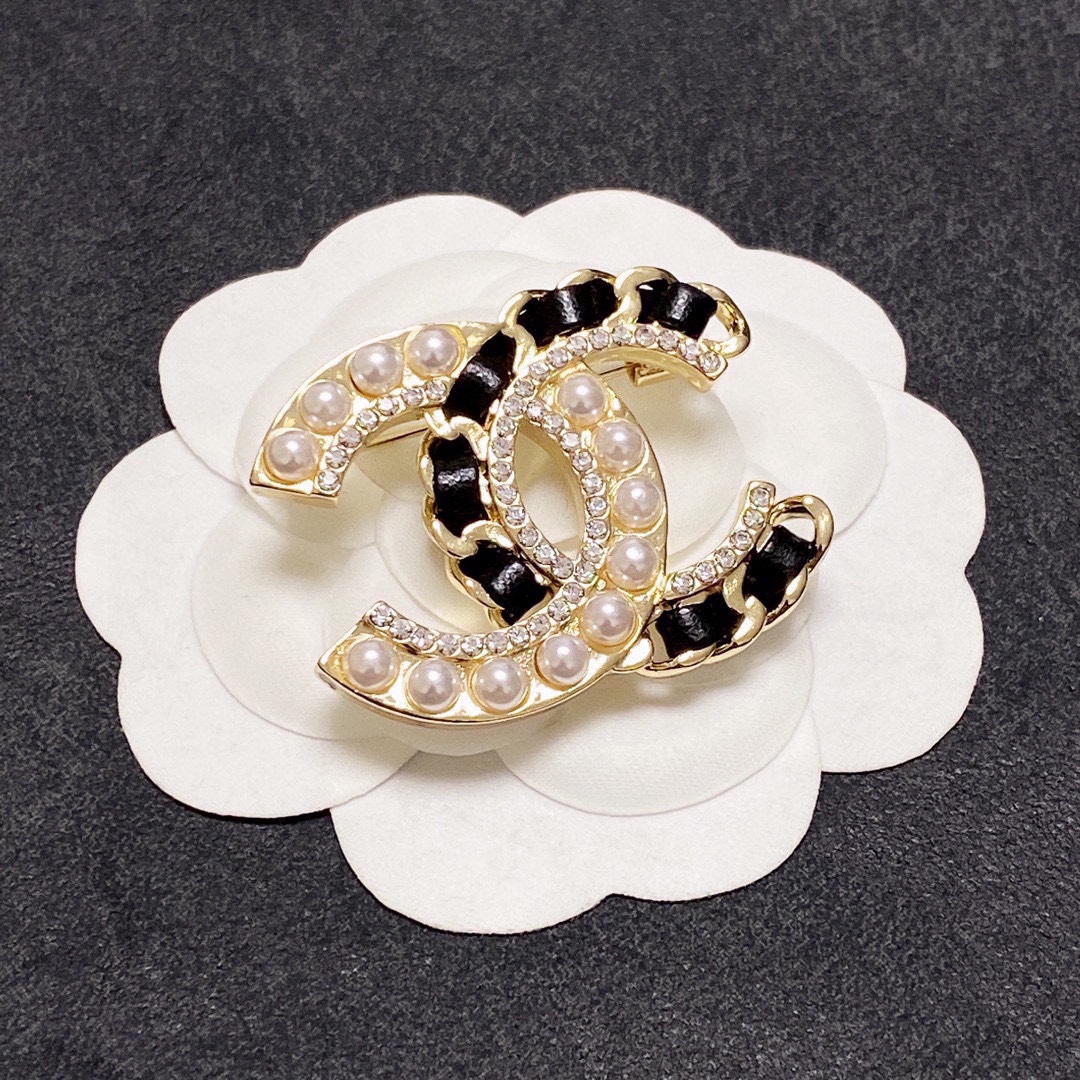 [TOP] CHANEL New Leather And Pearl Studded Brooch