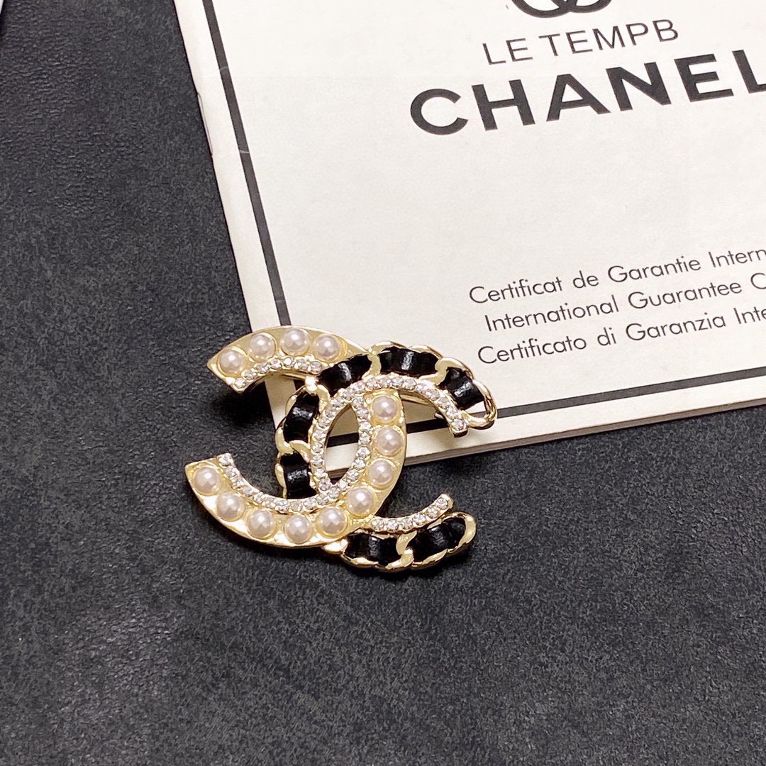 [TOP] CHANEL New Leather And Pearl Studded Brooch