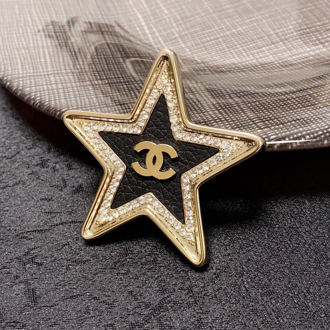 [TOP] CHANEL Five Pointed Star Studded Leather Brooch