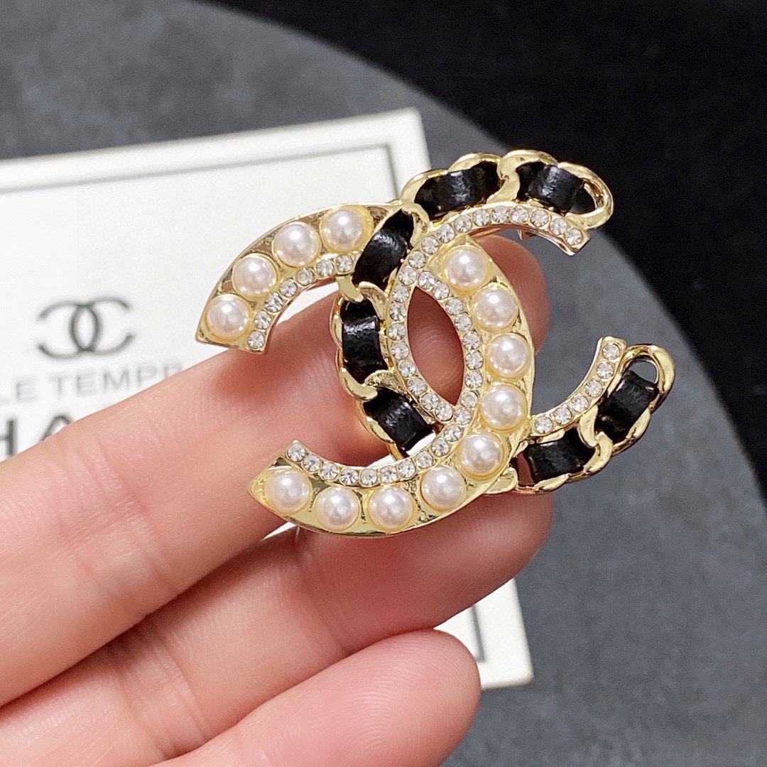 [TOP] CHANEL New Leather And Pearl Studded Brooch