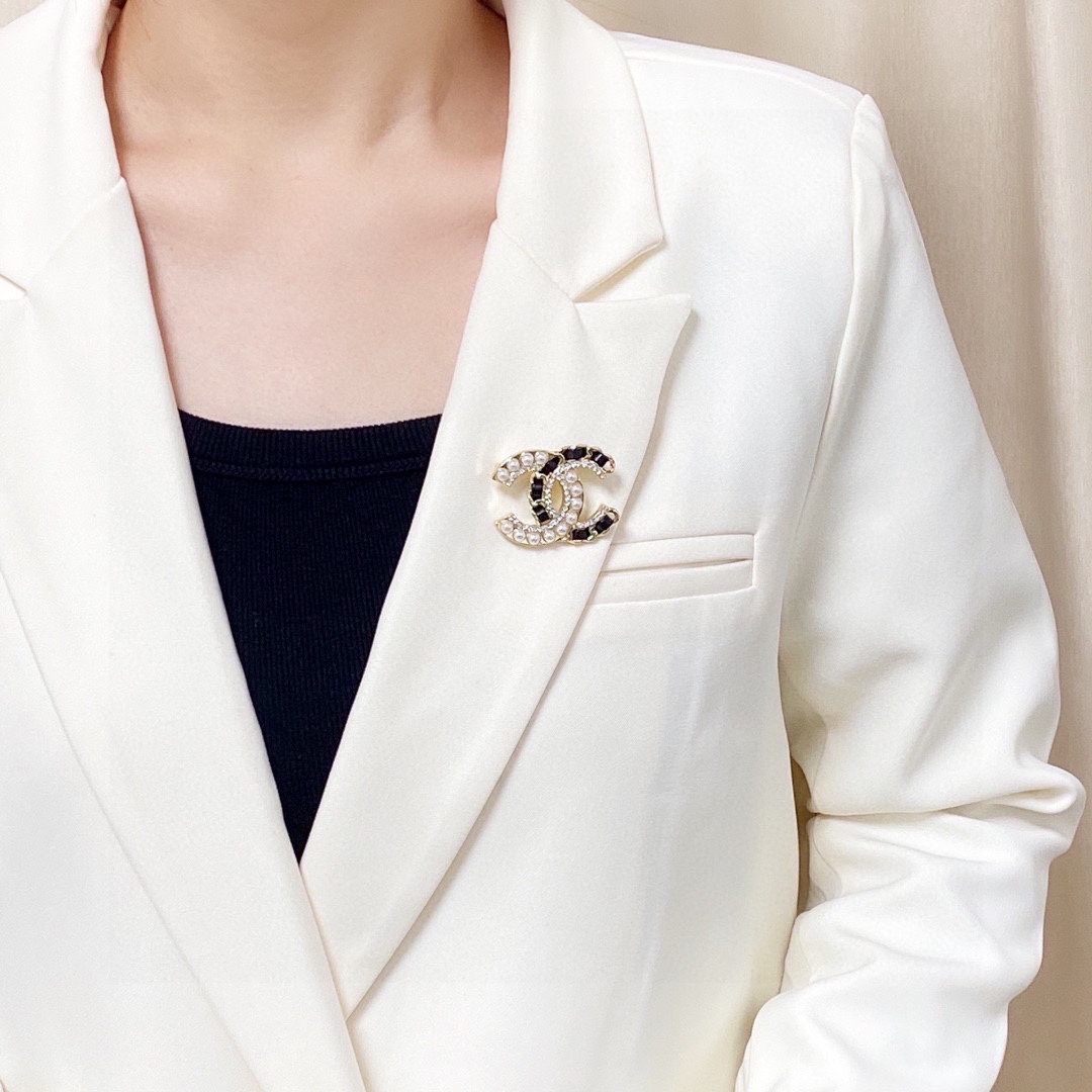 [TOP] CHANEL New Leather And Pearl Studded Brooch