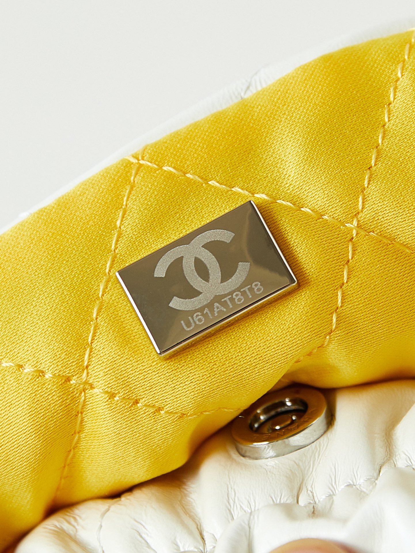 [TOP] CHANEL 24ss Mini 22 Bag 19x20x6cm - Yellow Paired With White