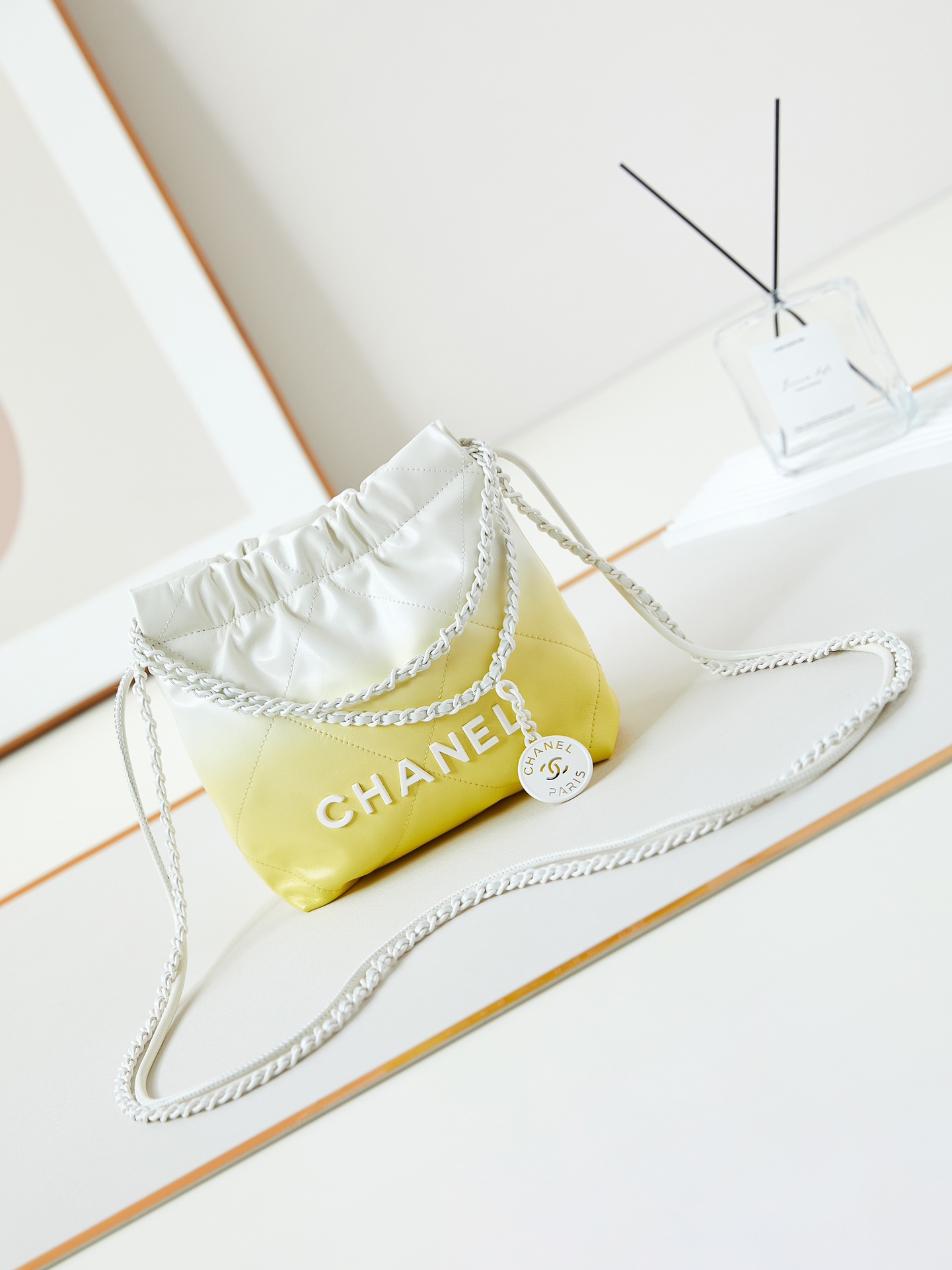 [TOP] CHANEL 24ss Mini 22 Bag 19x20x6cm - Yellow Paired With White