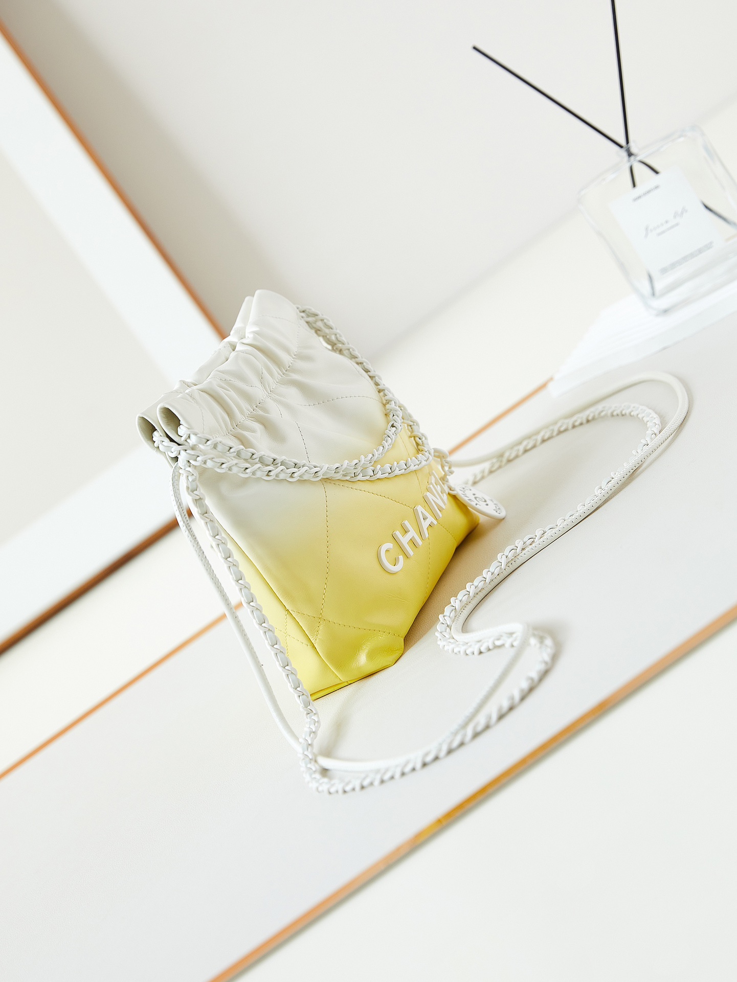 [TOP] CHANEL 24ss Mini 22 Bag 19x20x6cm - Yellow Paired With White