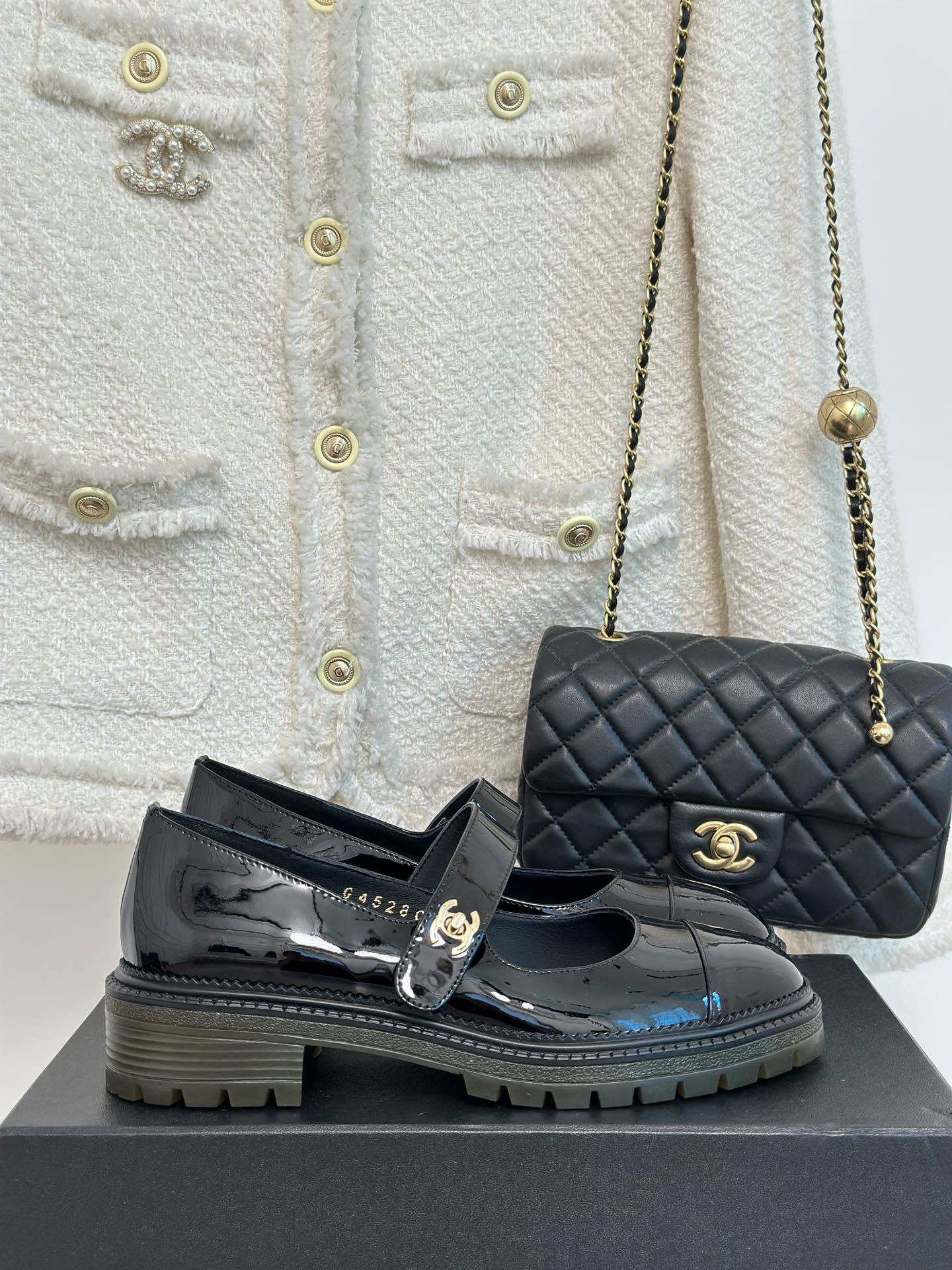 [TOP] CHANEL Cowhide Mary Jane Flat Shoes - Black