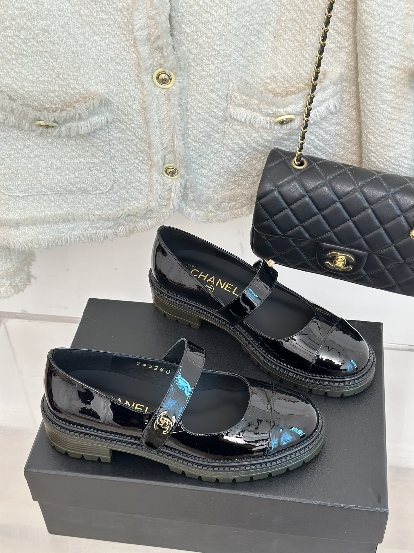 [TOP] CHANEL Cowhide Mary Jane Flat Shoes - Black