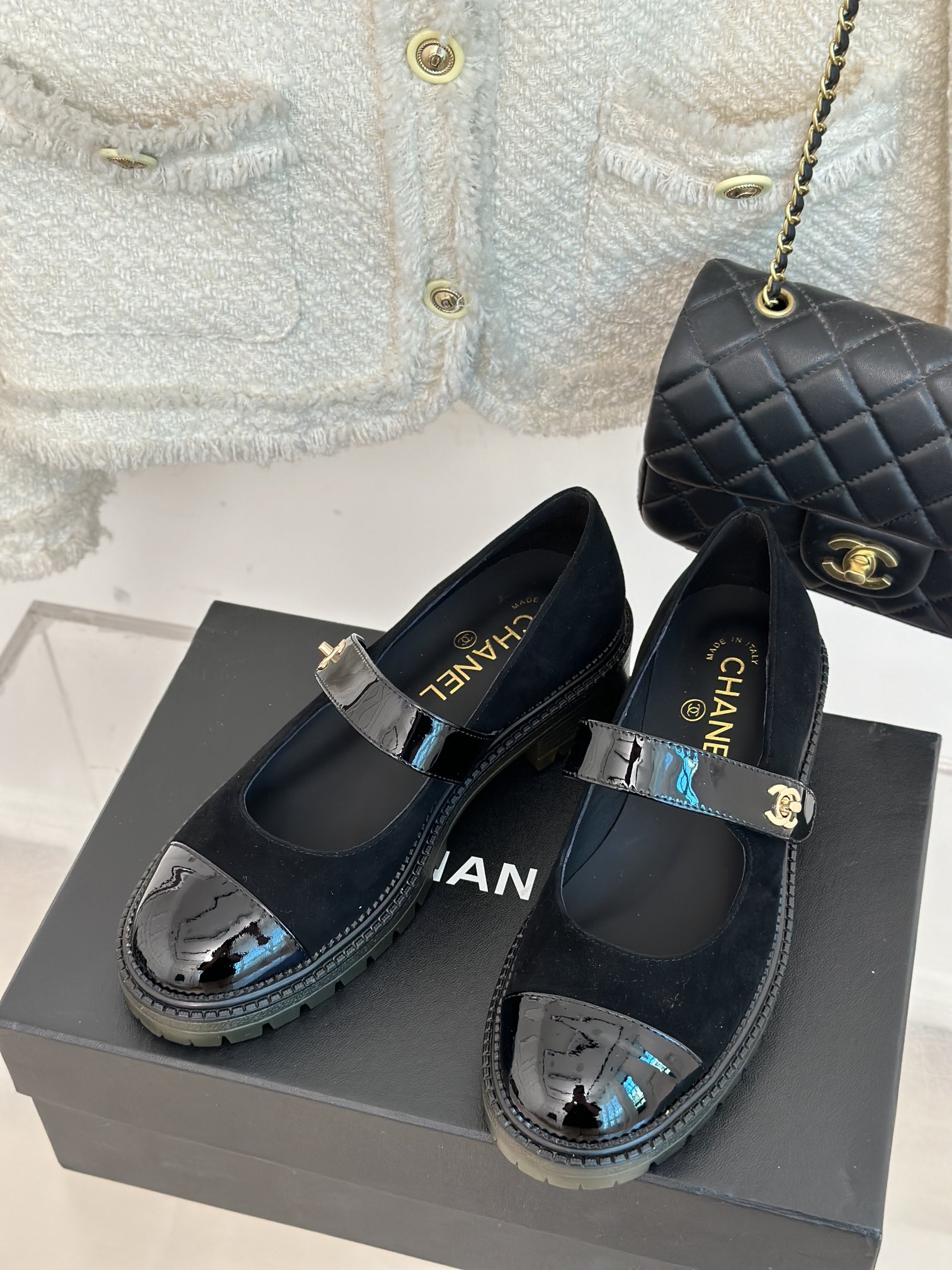 [TOP] CHANEL Cowhide Mary Jane Flat Shoes - Black