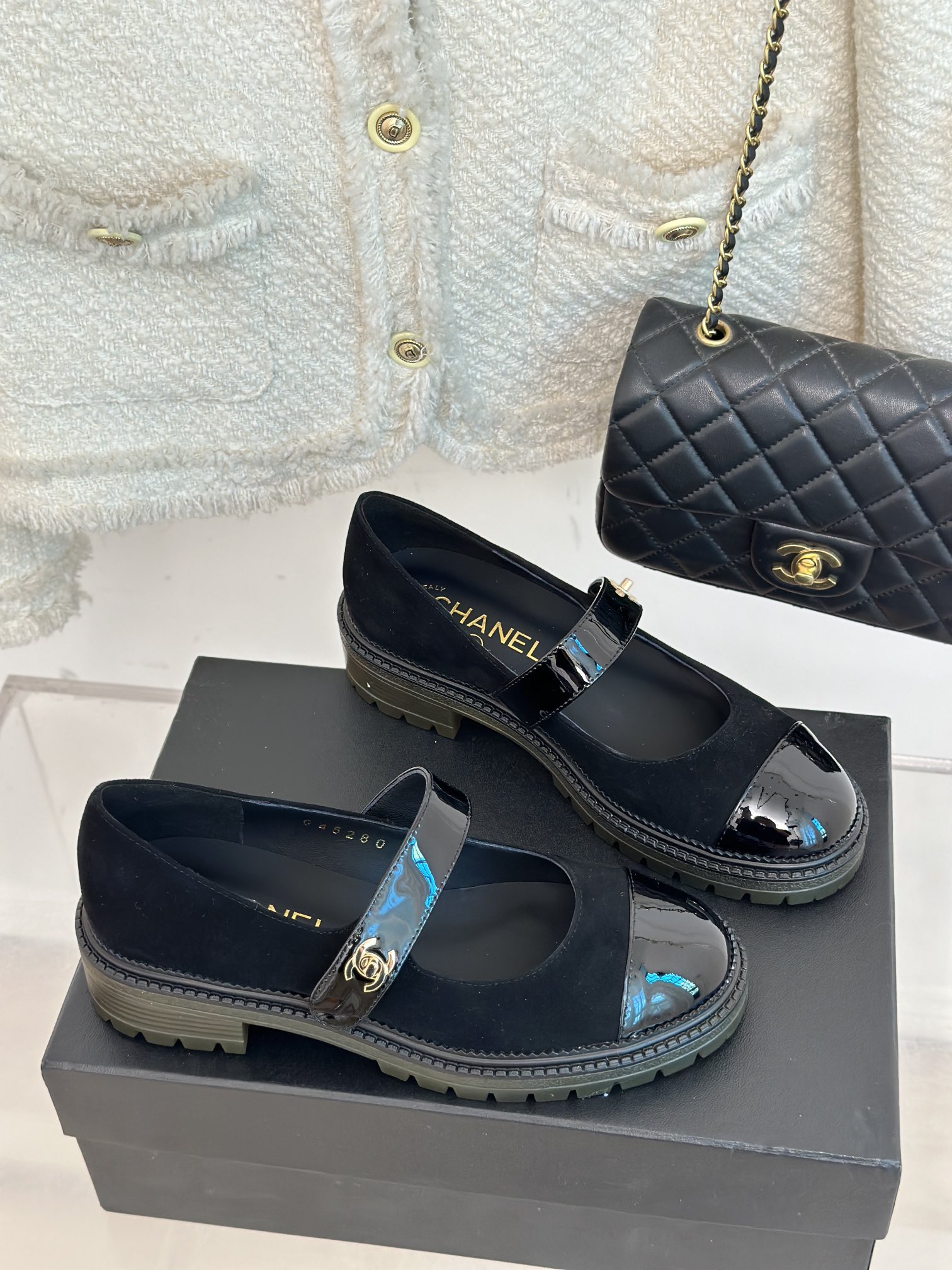 [TOP] CHANEL Cowhide Mary Jane Flat Shoes - Black