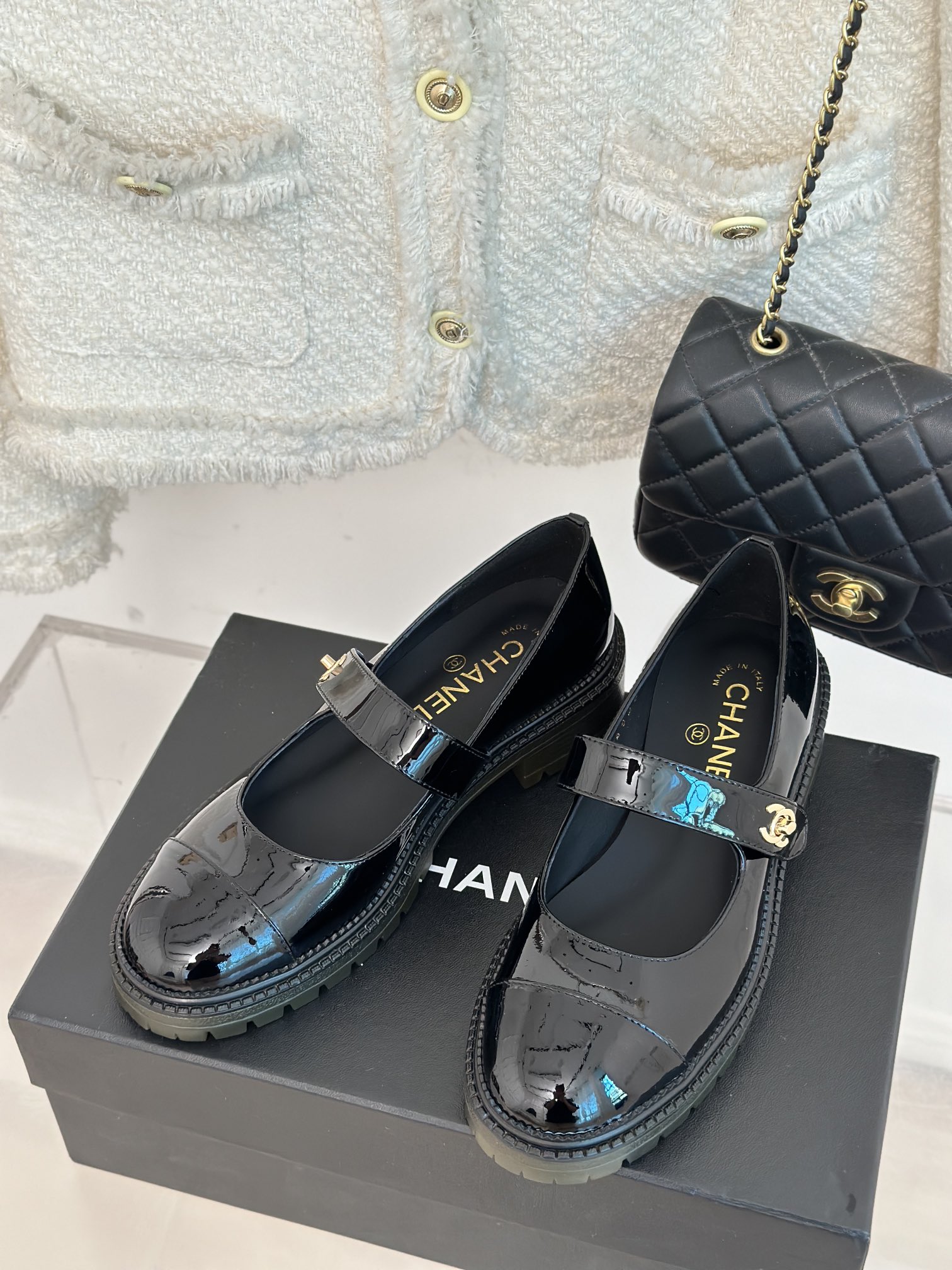 [TOP] CHANEL Cowhide Mary Jane Flat Shoes - Black