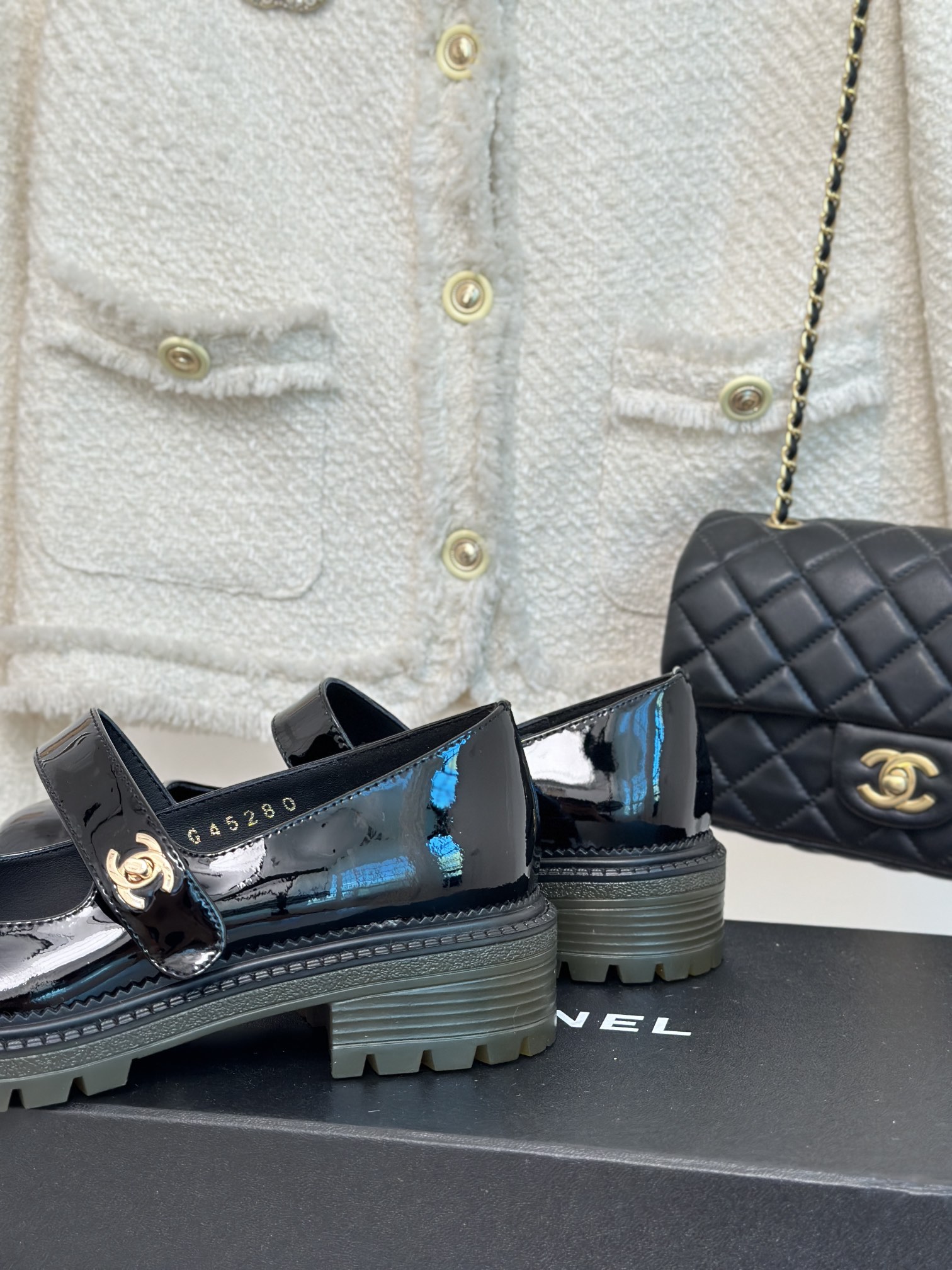 [TOP] CHANEL Cowhide Mary Jane Flat Shoes - Black