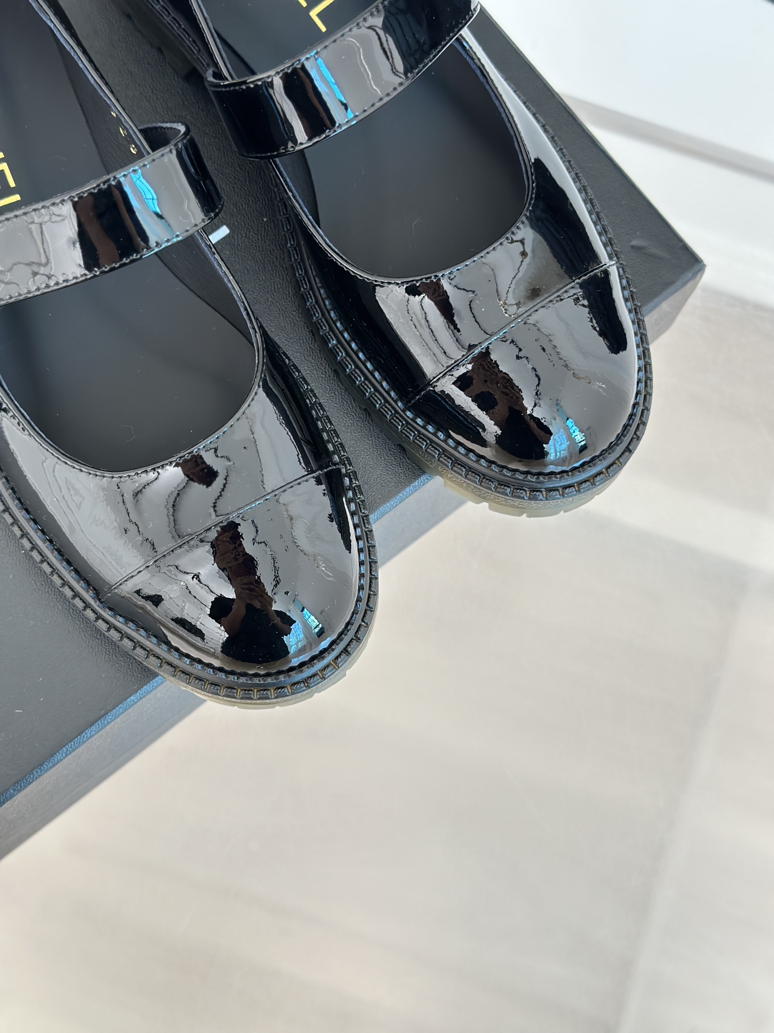 [TOP] CHANEL Cowhide Mary Jane Flat Shoes - Black