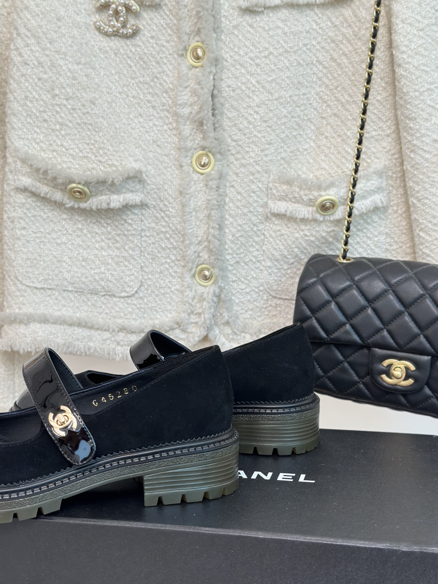 [TOP] CHANEL Cowhide Mary Jane Flat Shoes - Black