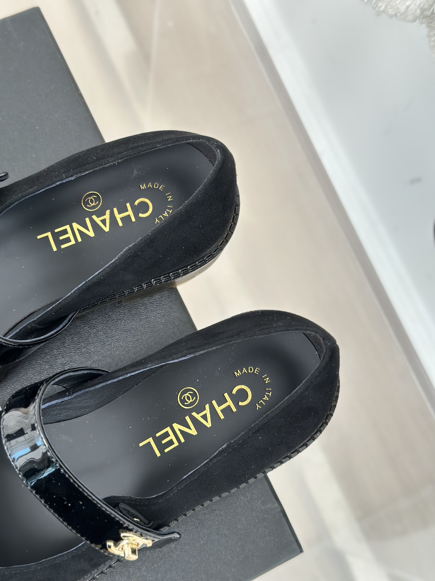 [TOP] CHANEL Cowhide Mary Jane Flat Shoes - Black