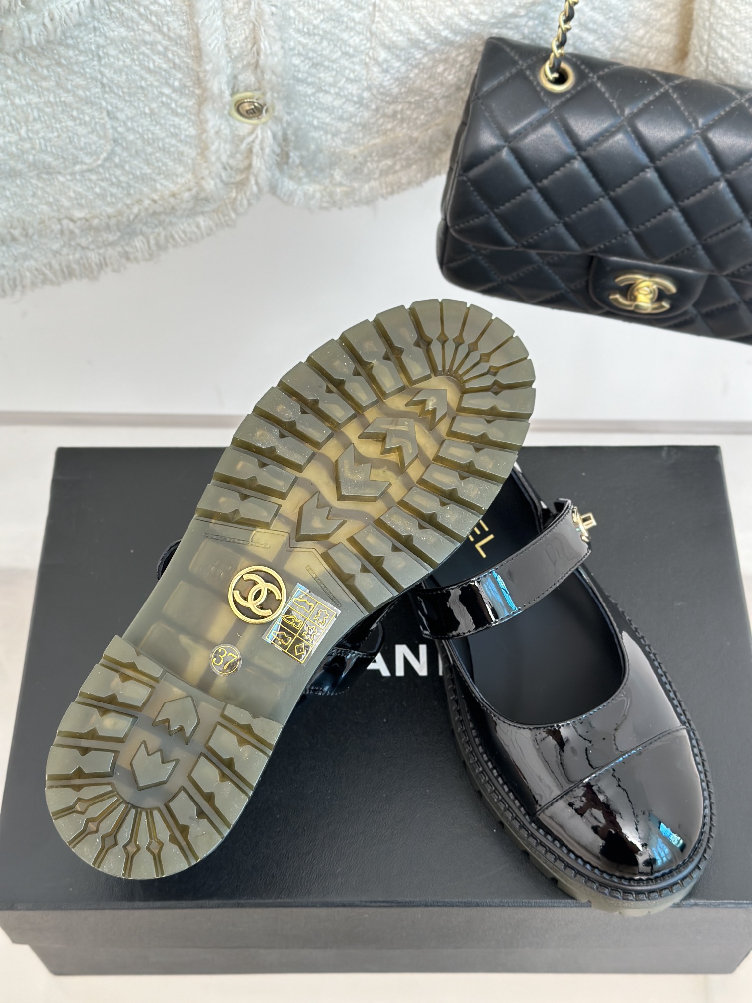 [TOP] CHANEL Cowhide Mary Jane Flat Shoes - Black