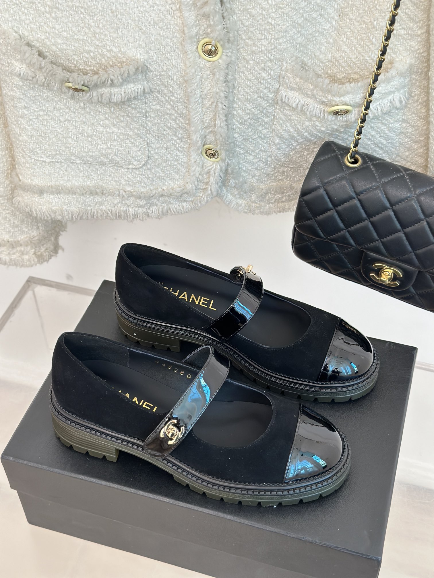 [TOP] CHANEL Cowhide Mary Jane Flat Shoes - Black