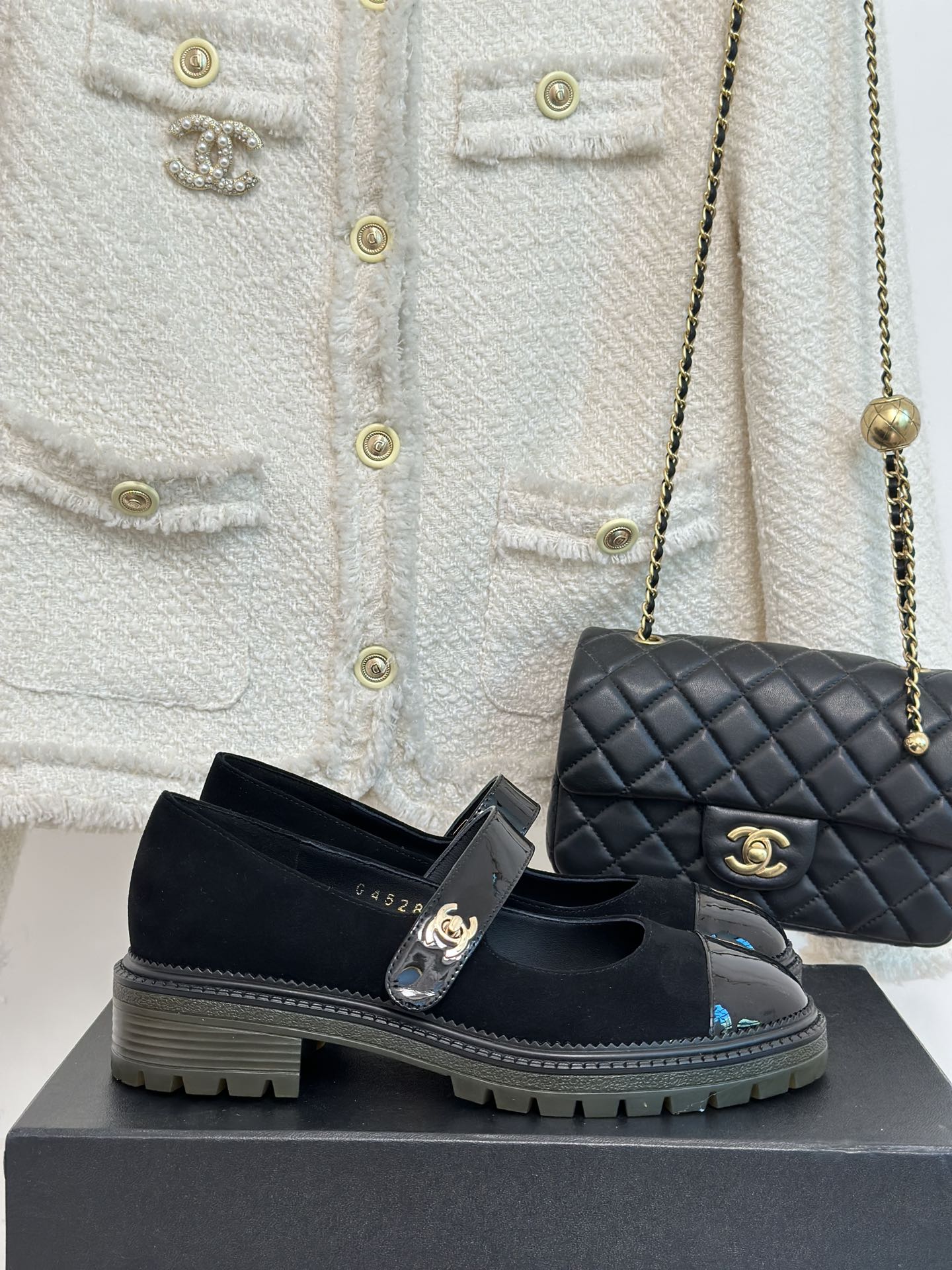 [TOP] CHANEL Cowhide Mary Jane Flat Shoes - Black