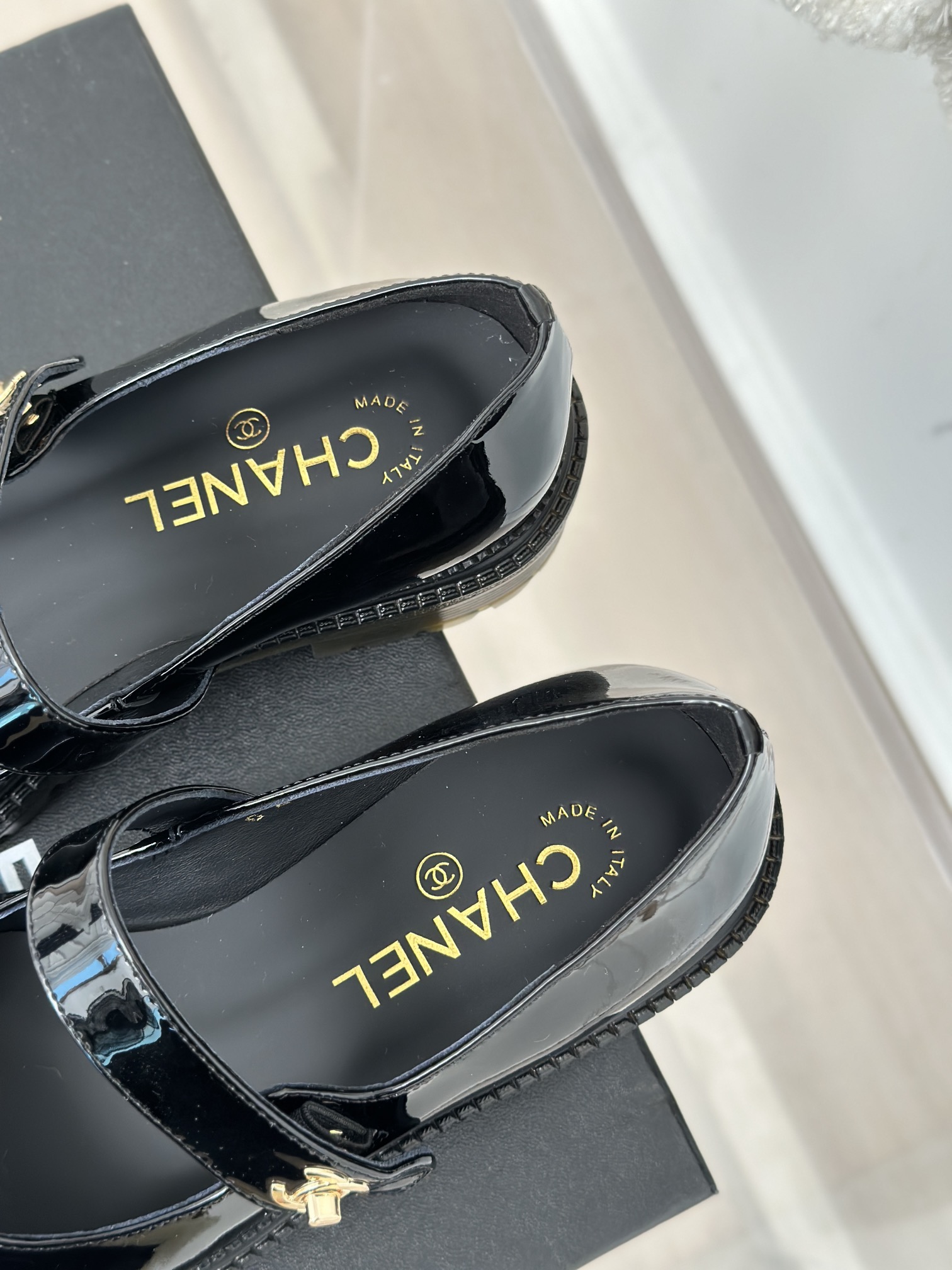 [TOP] CHANEL Cowhide Mary Jane Flat Shoes - Black