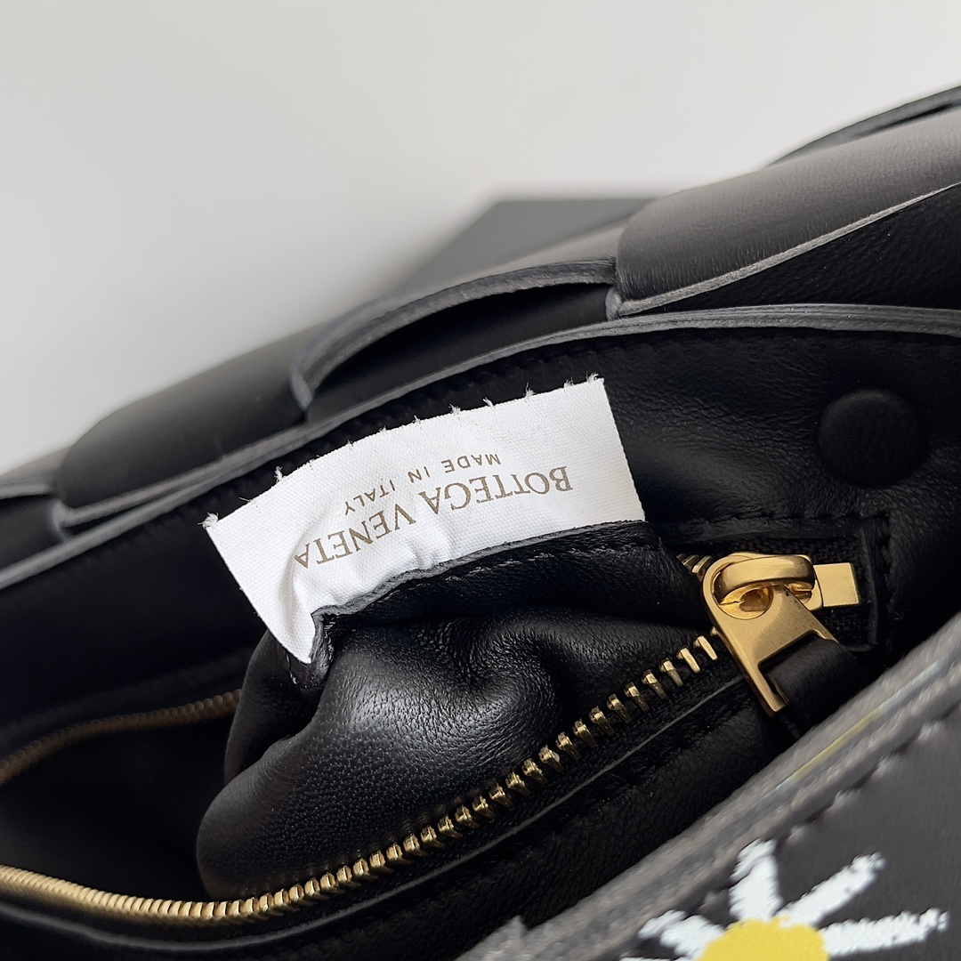 [TOP] Bottega Veneta Calfskin Weaving Cassette Bags - Black