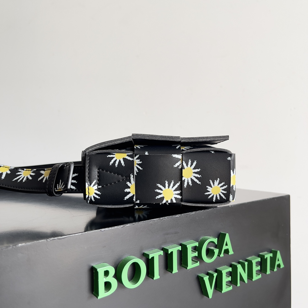 [TOP] Bottega Veneta Calfskin Weaving Cassette Bags - Black