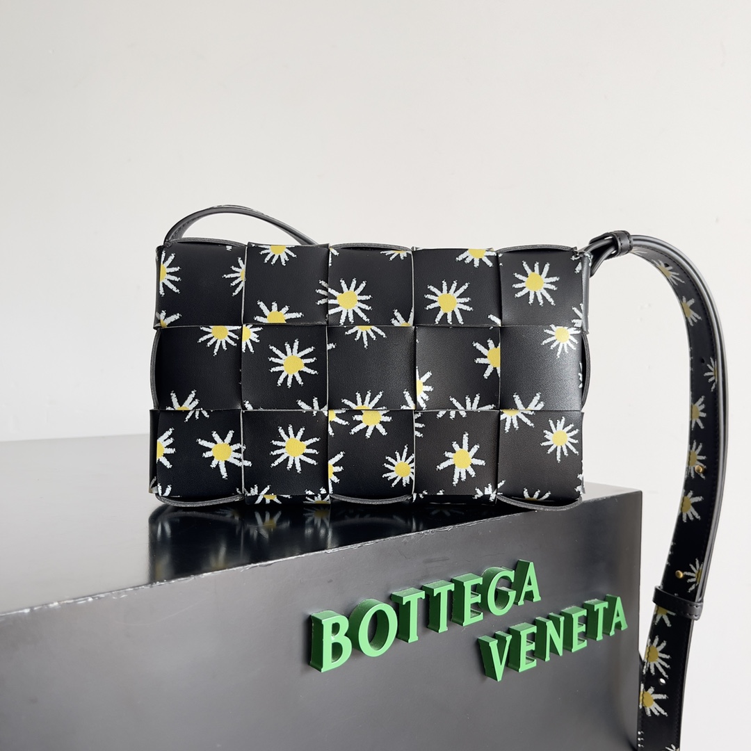[TOP] Bottega Veneta Calfskin Weaving Cassette Bags - Black
