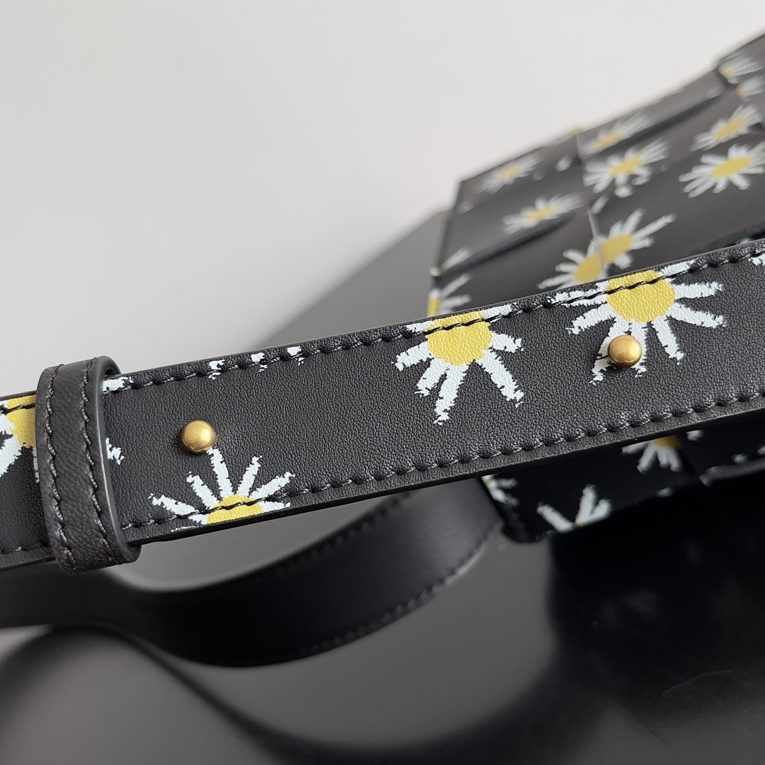 [TOP] Bottega Veneta Calfskin Weaving Cassette Bags - Black