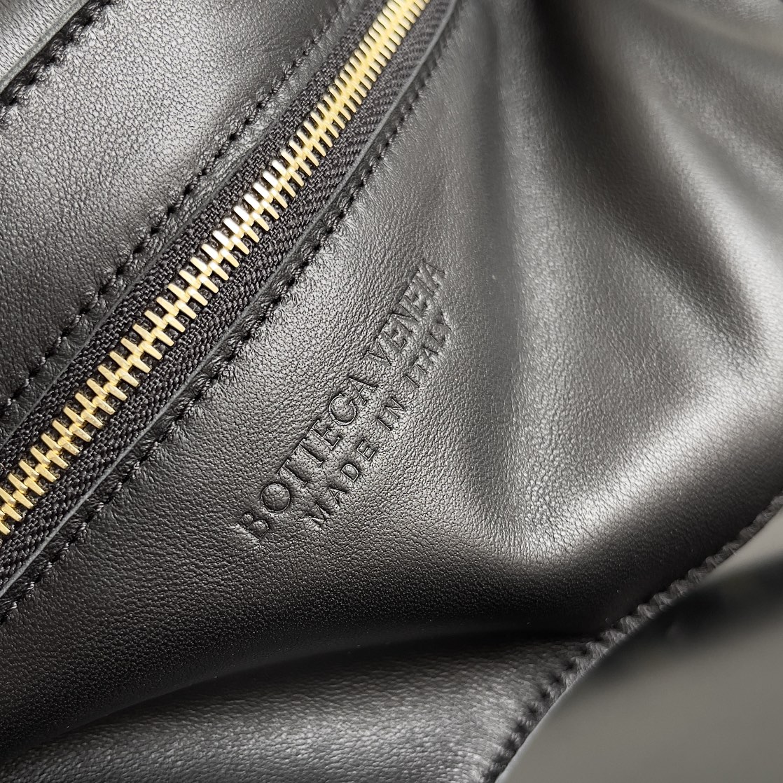 [TOP] Bottega Veneta Calfskin Weaving Cassette Bags - Black