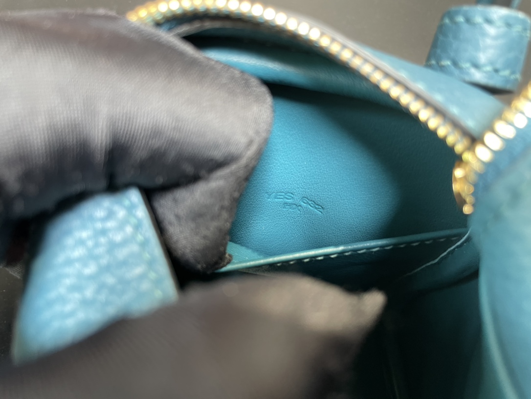 [TOP] HERMES Mini Lindy Taurillon Clemence Leather 19 CM - Bleu de Prusse & GHW/SHW