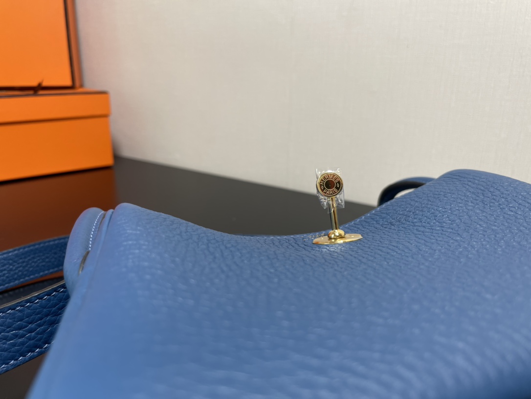 [TOP] HERMES Mini Lindy Taurillon Clemence Leather 19 CM - Deep Bleu & GHW/SHW