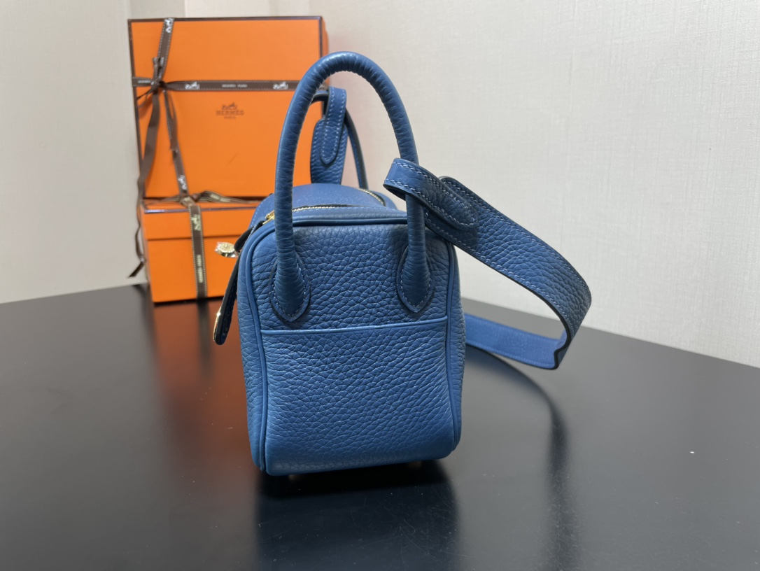 [TOP] HERMES Mini Lindy Taurillon Clemence Leather 19 CM - Deep Bleu & GHW/SHW