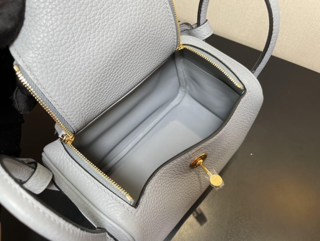 [TOP] HERMES Mini Lindy Taurillon Clemence Leather 19 CM - Bleu Glacier & GHW/SHW