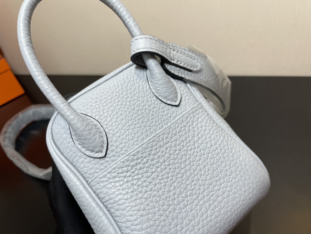 [TOP] HERMES Mini Lindy Taurillon Clemence Leather 19 CM - Bleu Glacier & GHW/SHW