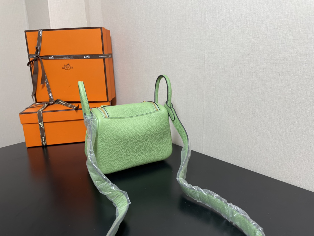 [TOP] HERMES Mini Lindy Taurillon Clemence Leather 19 CM - Vert Criquet & GHW/SHW