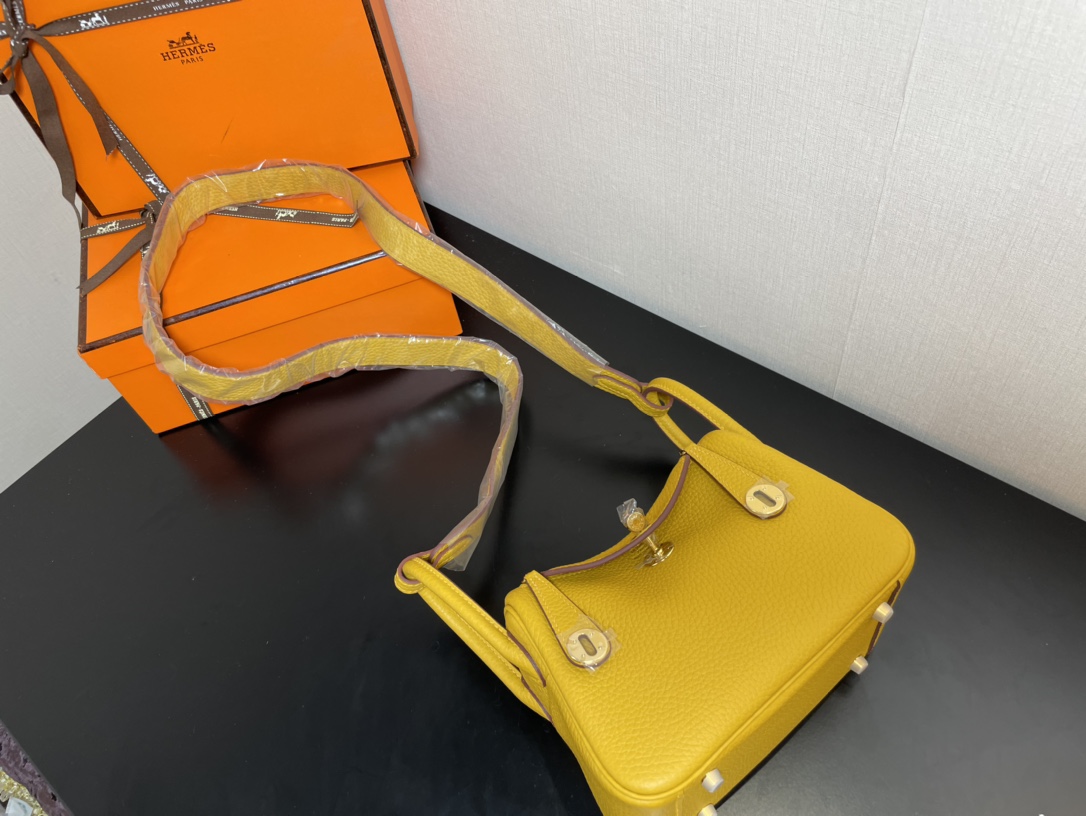 [TOP] HERMES Mini Lindy Taurillon Clemence Leather 19 CM - BiJaune Ambre & GHW/SHW