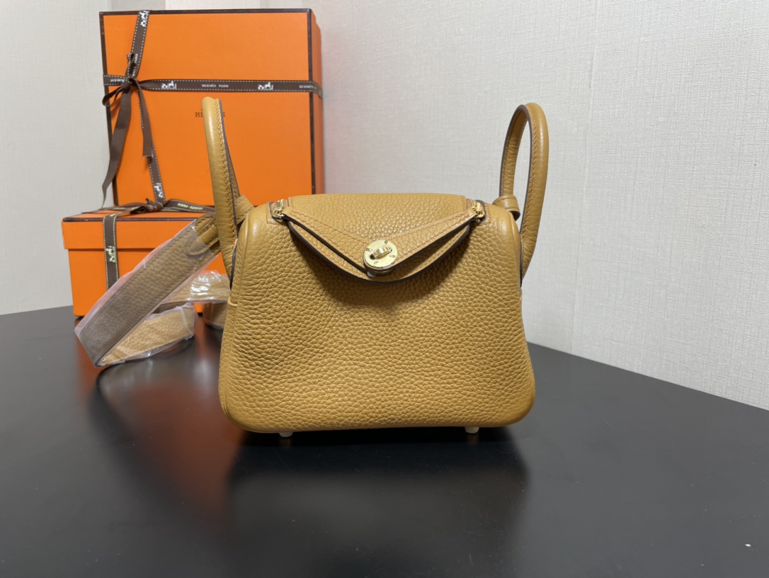 [TOP] HERMES Mini Lindy Taurillon Clemence Leather 19 CM - Bisquit & GHW/SHW