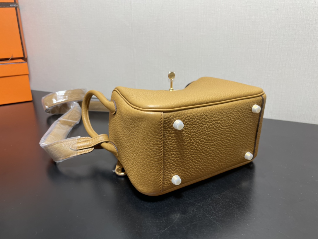 [TOP] HERMES Mini Lindy Taurillon Clemence Leather 19 CM - Bisquit & GHW/SHW