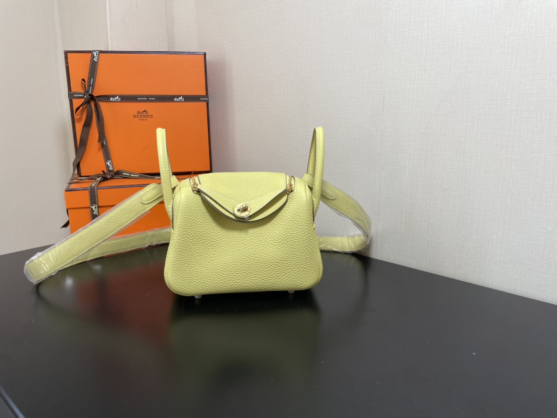 [TOP] HERMES Mini Lindy Taurillon Clemence Leather 19 CM - Jaune Poussin & GHW/SHW