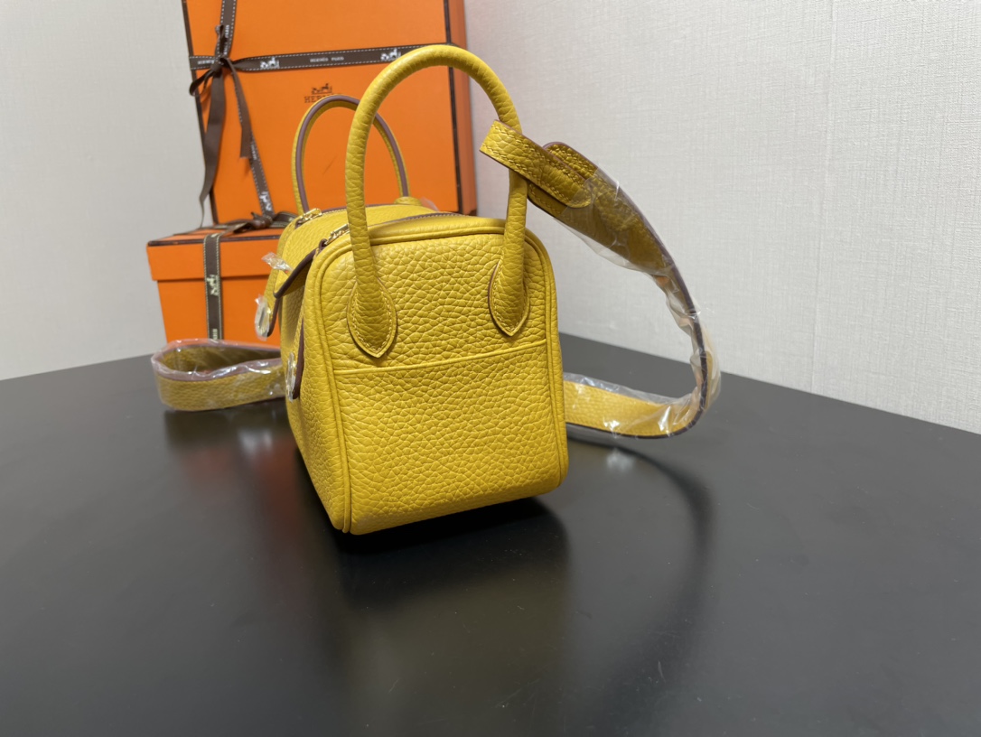 [TOP] HERMES Mini Lindy Taurillon Clemence Leather 19 CM - BiJaune Ambre & GHW/SHW