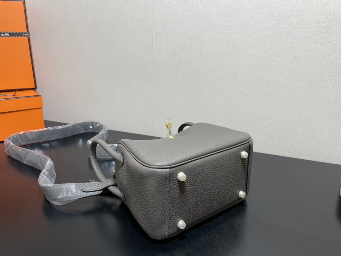 [TOP] HERMES Mini Lindy Taurillon Clemence Leather 19 CM - Etain & GHW/SHW