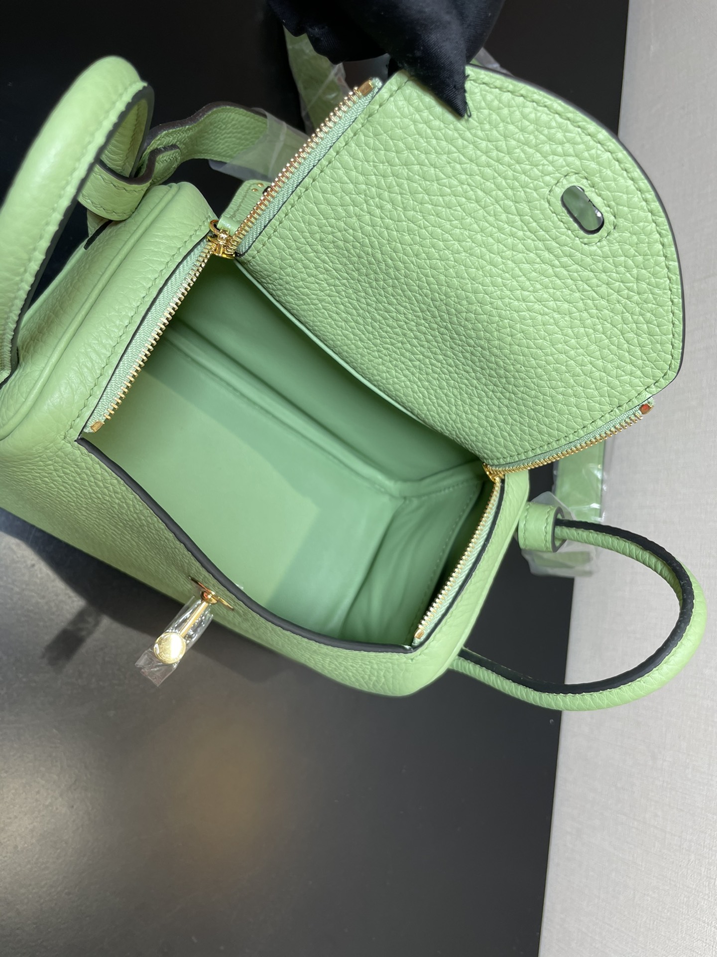 [TOP] HERMES Mini Lindy Taurillon Clemence Leather 19 CM - Vert Criquet & GHW/SHW