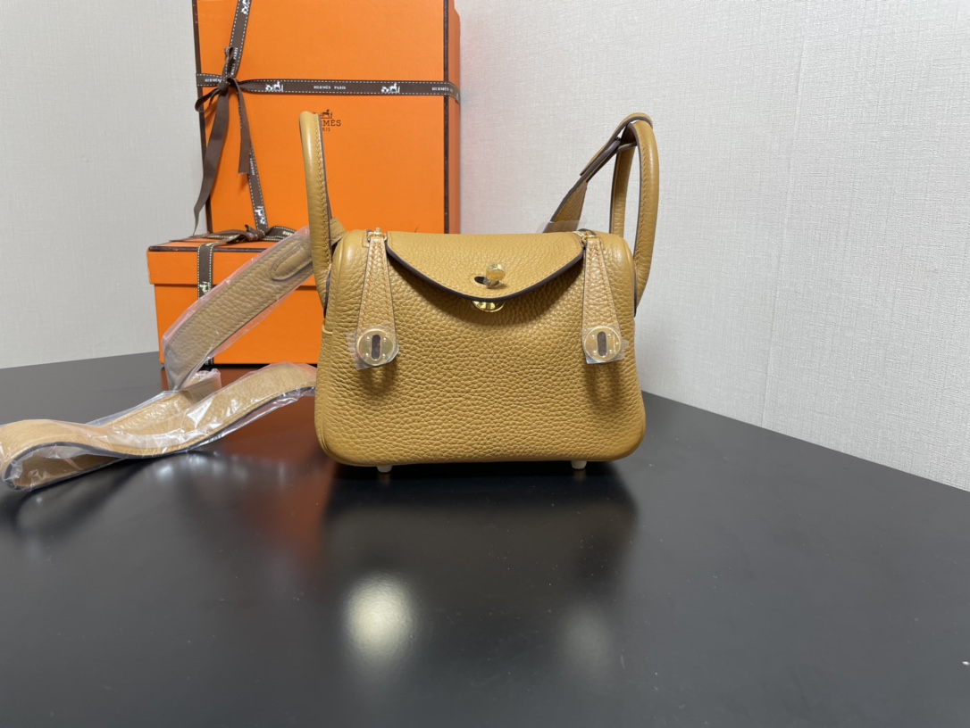 [TOP] HERMES Mini Lindy Taurillon Clemence Leather 19 CM - Bisquit & GHW/SHW