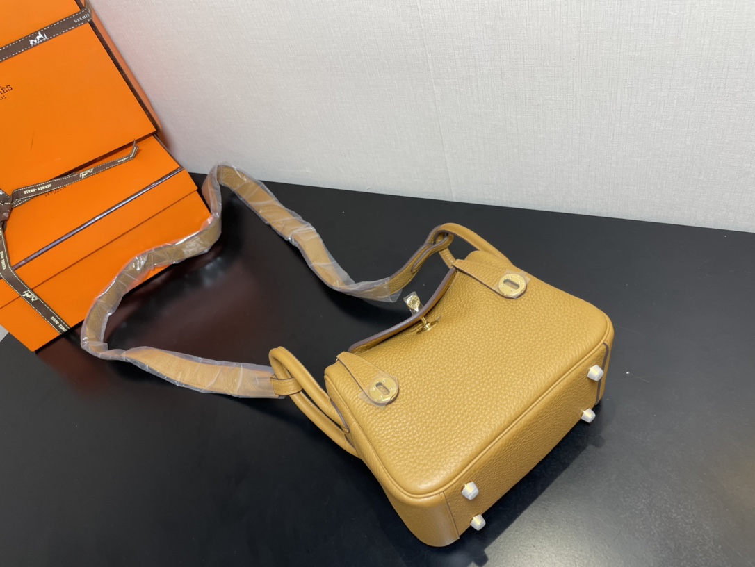 [TOP] HERMES Mini Lindy Taurillon Clemence Leather 19 CM - Bisquit & GHW/SHW