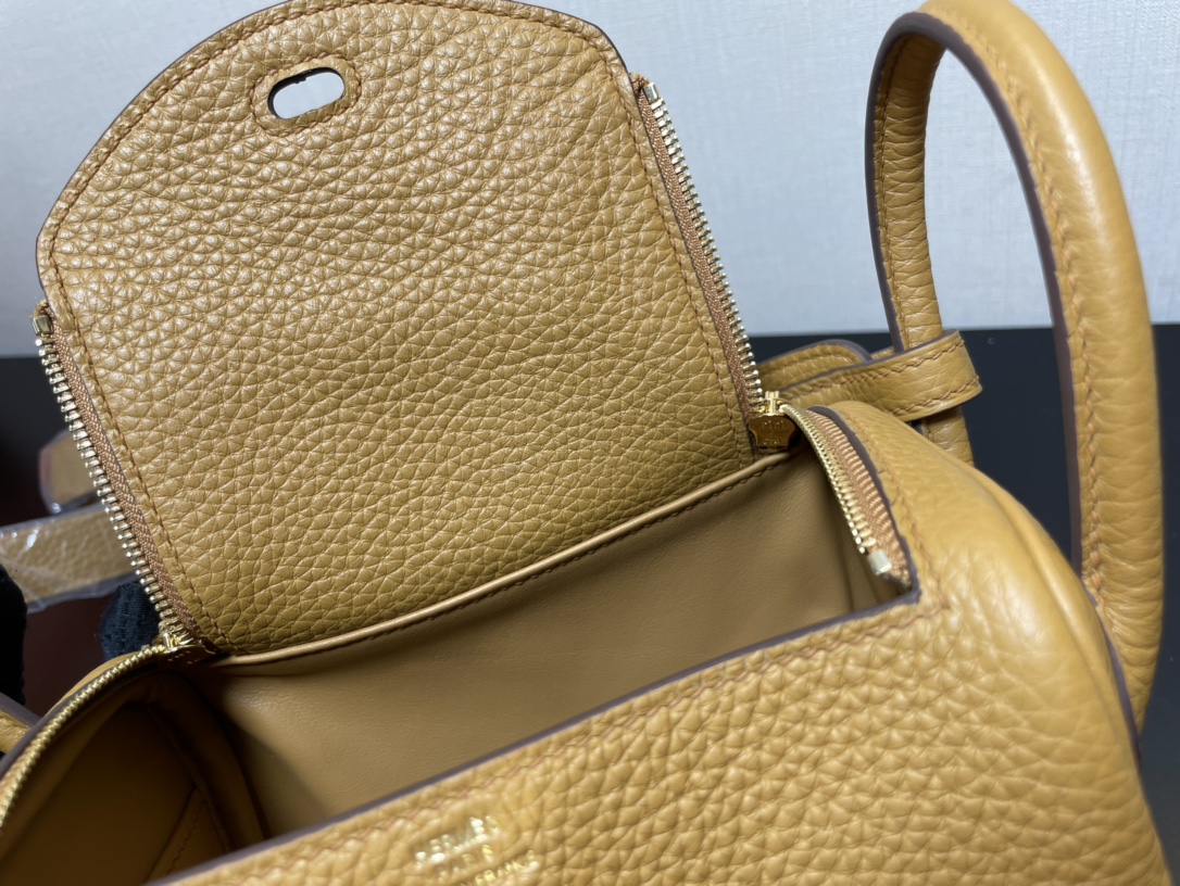 [TOP] HERMES Mini Lindy Taurillon Clemence Leather 19 CM - Bisquit & GHW/SHW