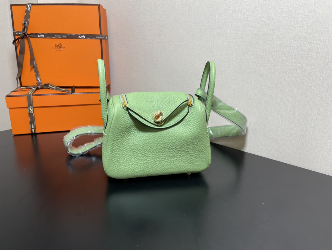 [TOP] HERMES Mini Lindy Taurillon Clemence Leather 19 CM - Vert Criquet & GHW/SHW