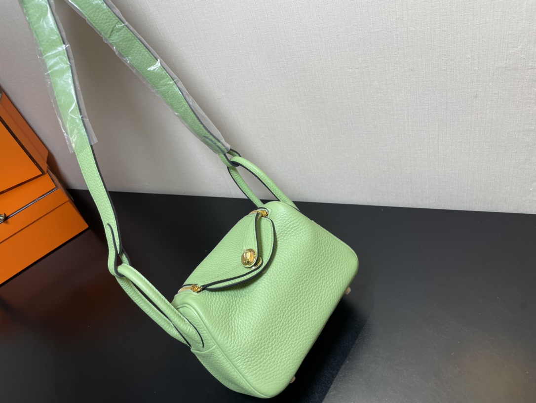 [TOP] HERMES Mini Lindy Taurillon Clemence Leather 19 CM - Vert Criquet & GHW/SHW
